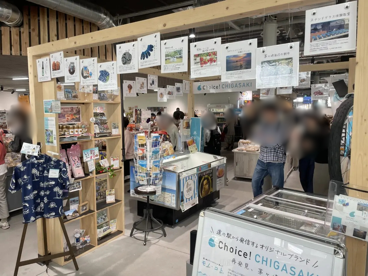 道の駅館内の売り場と来場者