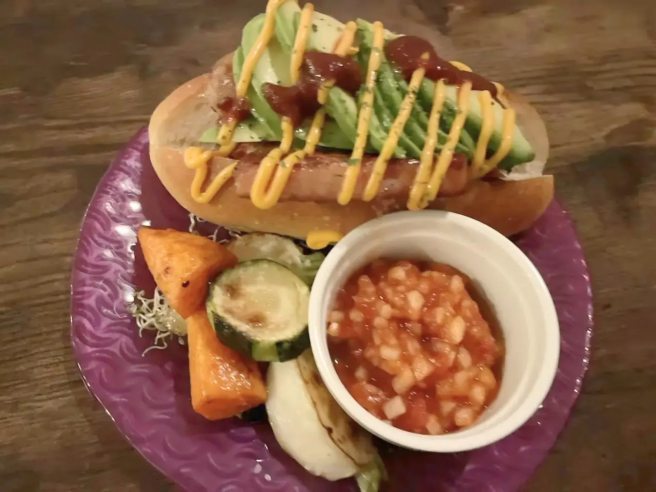 SakeBar笑門のランチ営業で提供されるEMON’S DOG