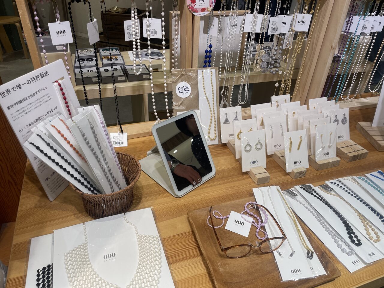 EACH OF LIFE店内に並ぶアクセサリーとネックレス