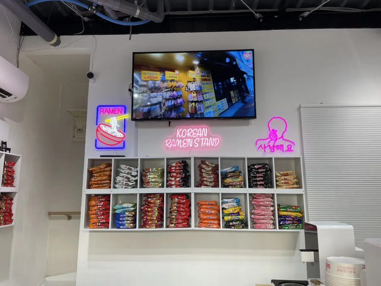 韓国ラーメンが並ぶKOREAN RAMEN STAND店内