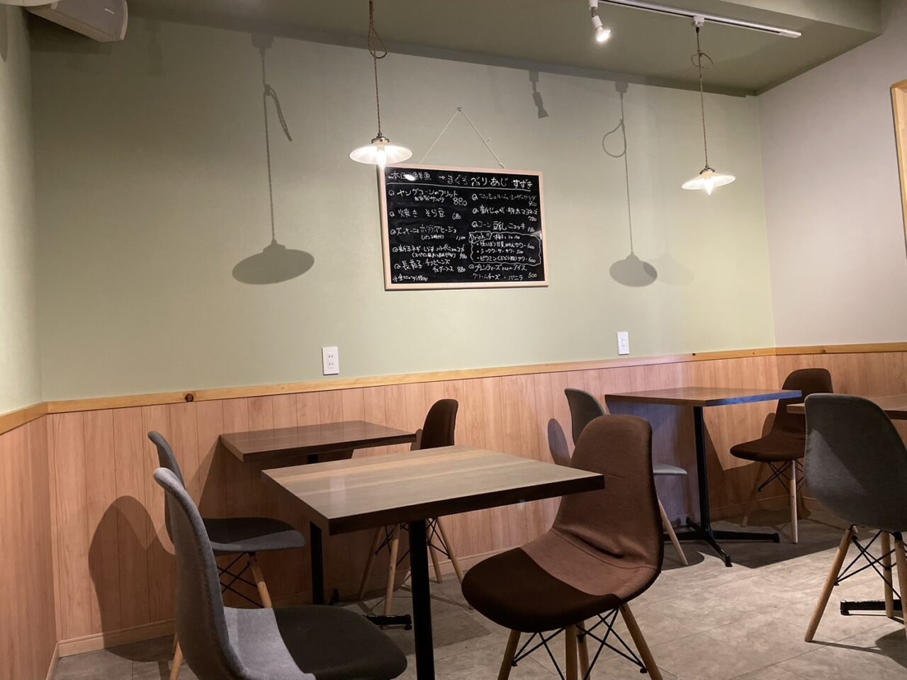 ランチ営業が始まったSakeBar笑門の店内席