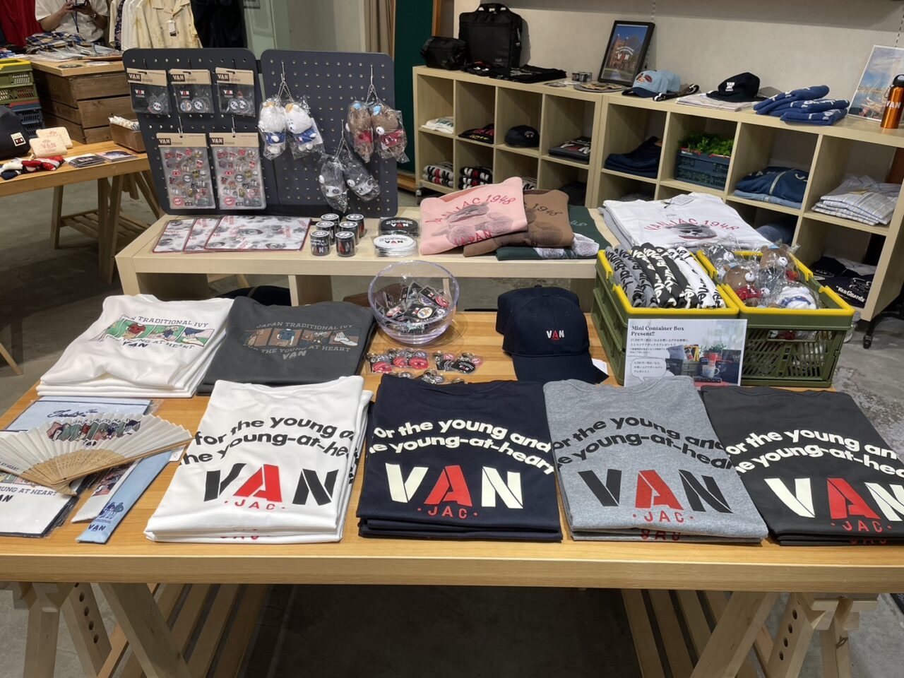 ラスカ茅ヶ崎のVAN期間限定ショップに並ぶTシャツやキャップ、雑貨