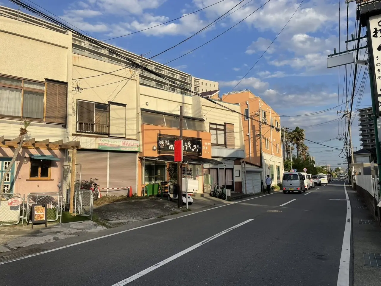 よりみちや前の通りと茅ヶ崎市矢畑周辺の街並み