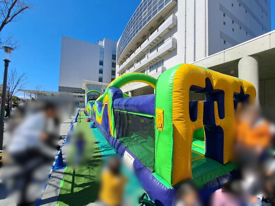 茅ヶ崎市役所前広場に設置された大型ふわふわ遊具で遊ぶ子どもたちの過去開催風景