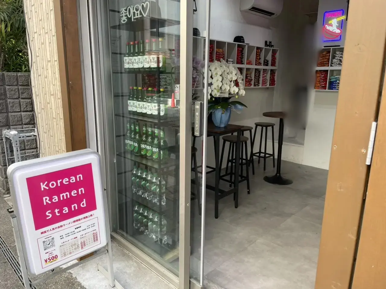 KOREAN RAMEN STANDのイートインスペース