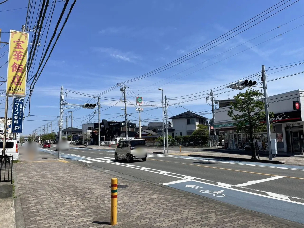 店舗周辺の交差点と生活エリアの風景