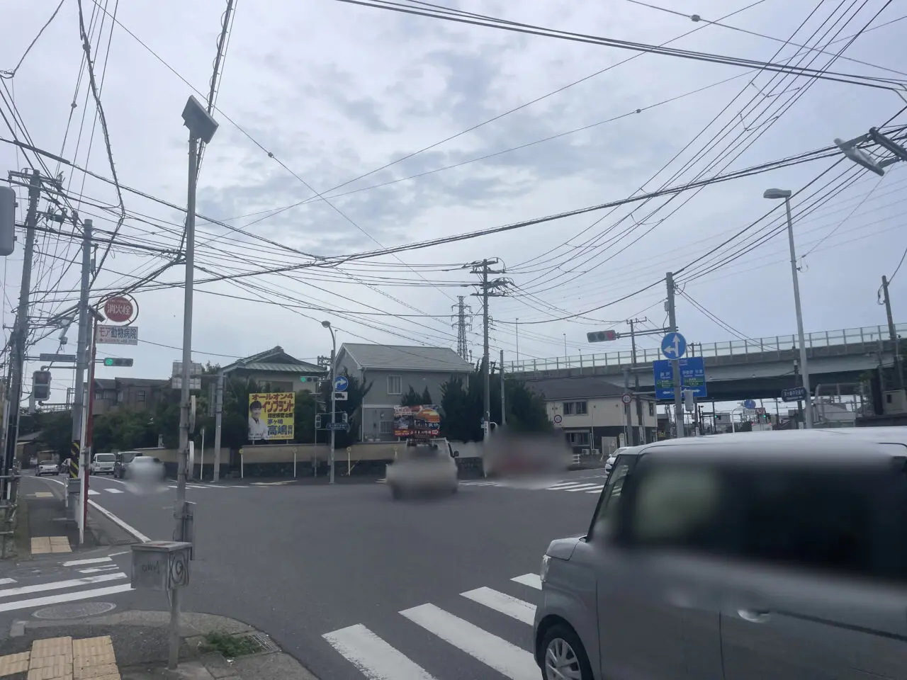 そば処榮家近くの変電所交差点周辺の道路風景