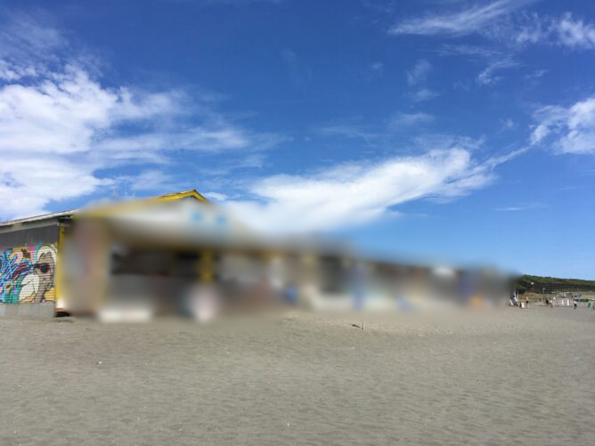 サザンビーチちがさきに並ぶ海の家