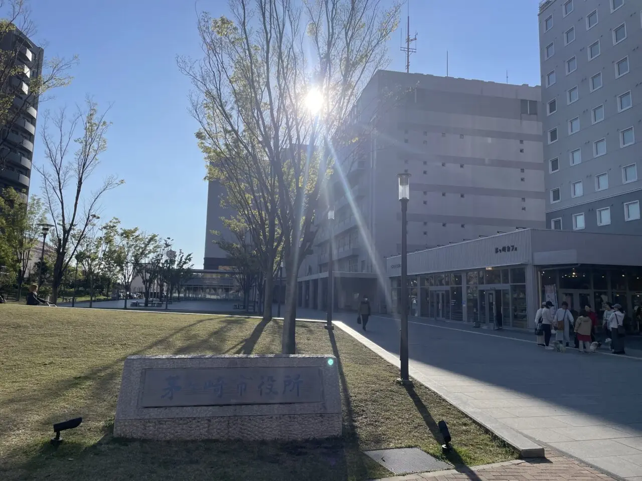 茅ヶ崎市役所前広場と市役所周辺の開放的な風景