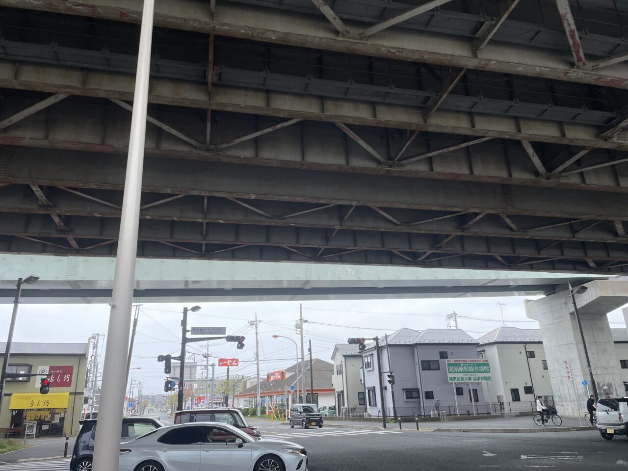 新湘南バイパス高架下付近から見たステーキのどん茅ヶ崎店周辺道路