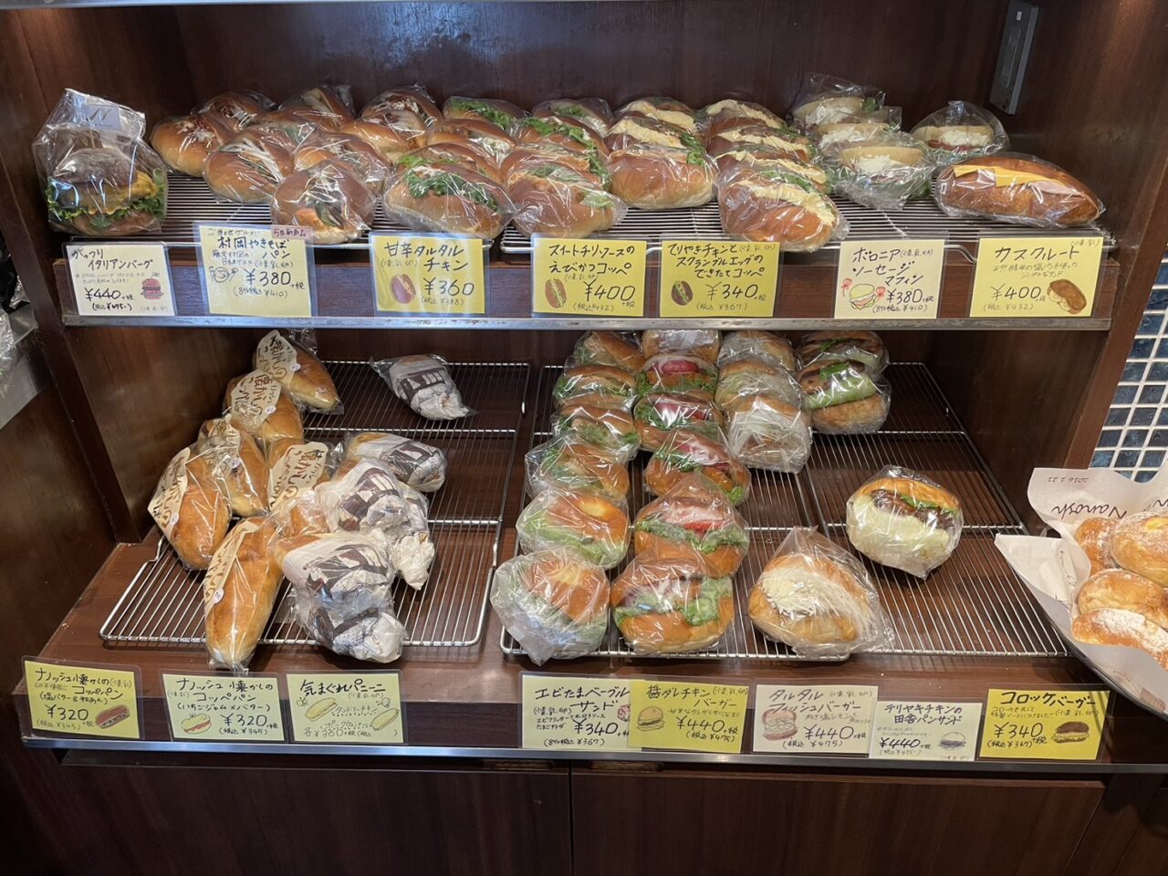 Pain de Nanosh店内の惣菜パン売り場