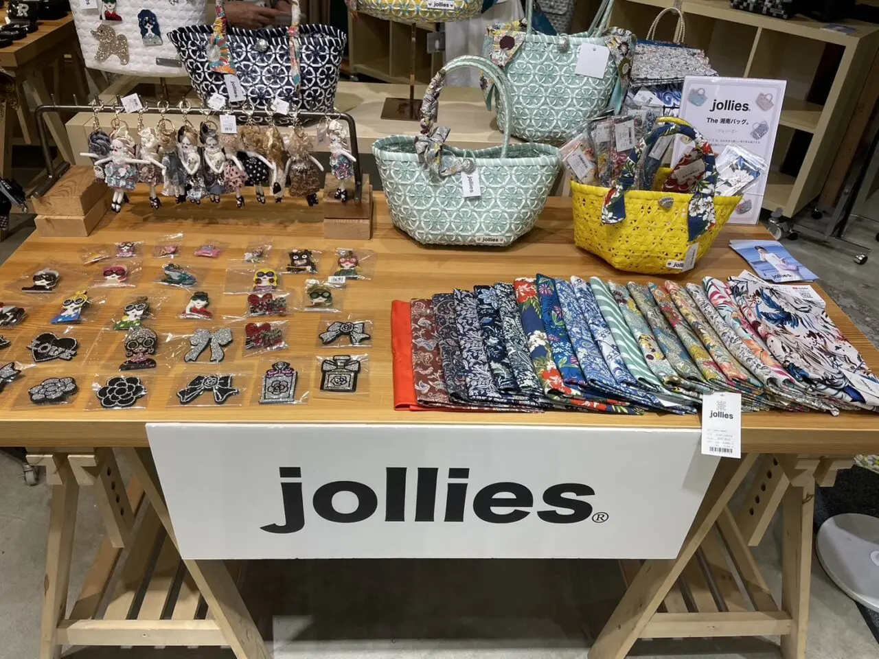 湘南発バッグブランドjolliesのバッグやチャームが並ぶ売り場