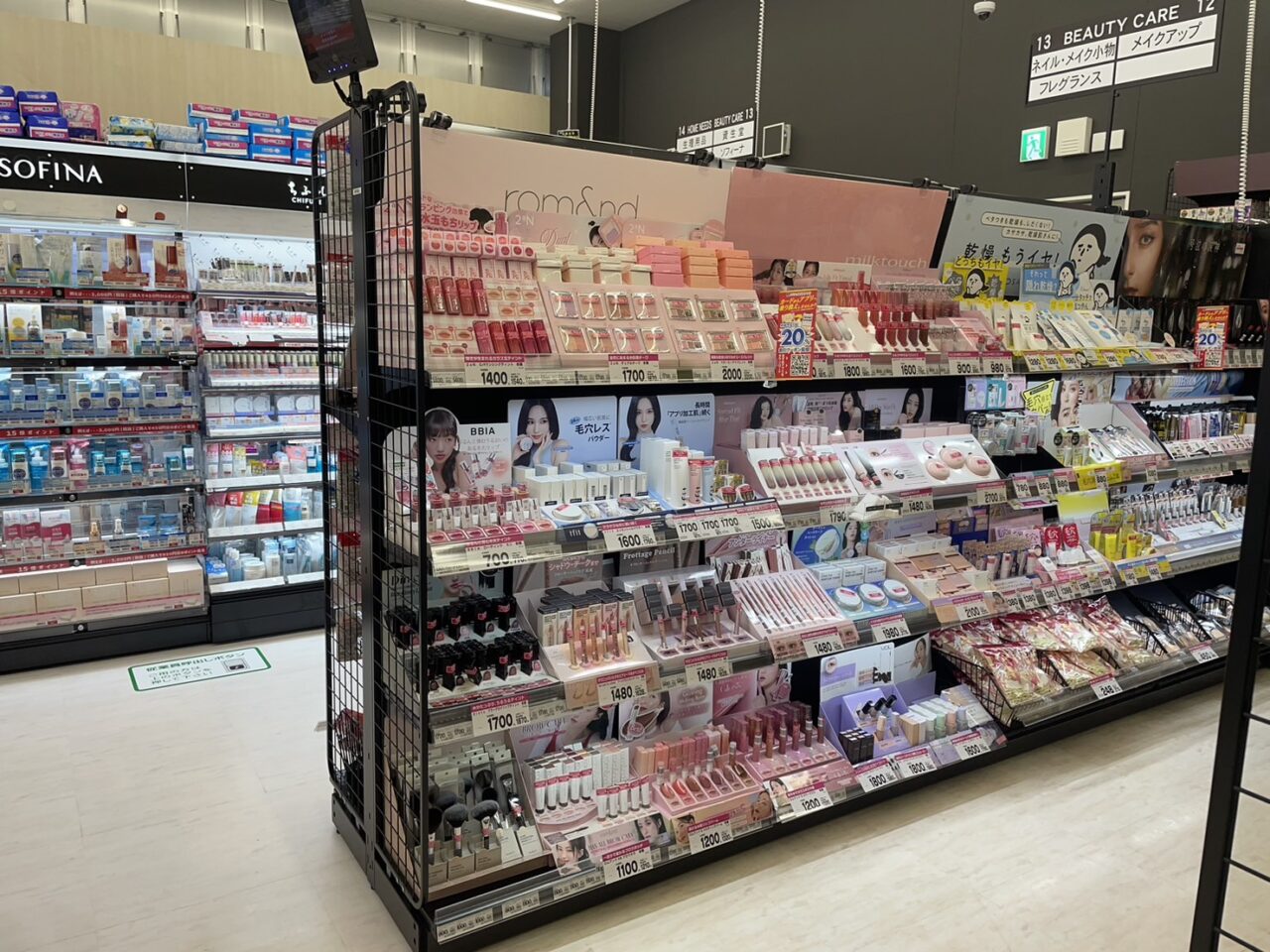 クリエイトＳ・Ｄ茅ヶ崎梅田通り店の化粧品とスキンケア用品売り場