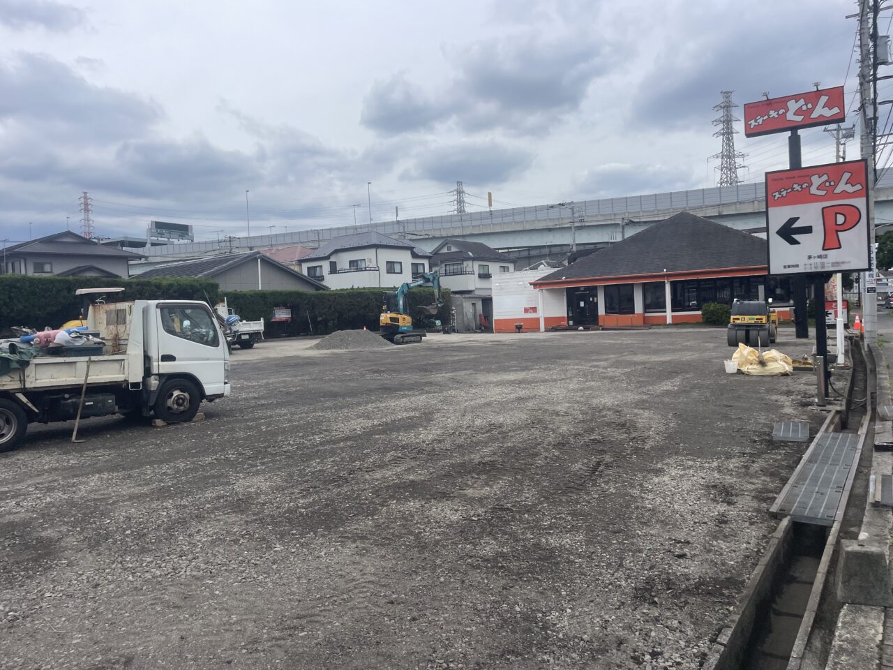 茅ヶ崎市西久保のステーキのどん茅ヶ崎店で進む駐車場工事の様子