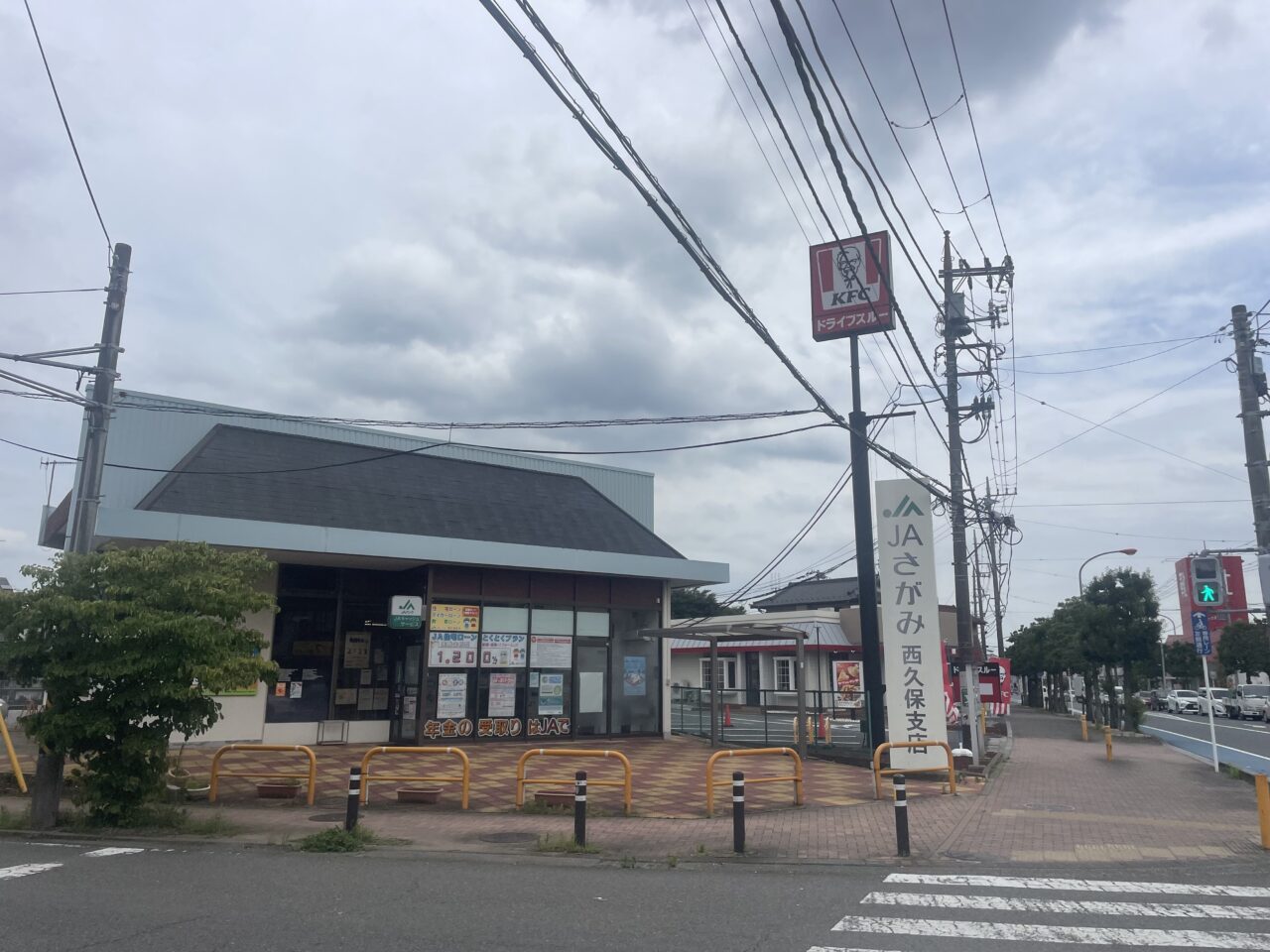 JAさがみ西久保支店とステーキのどん茅ヶ崎店周辺の道路風景