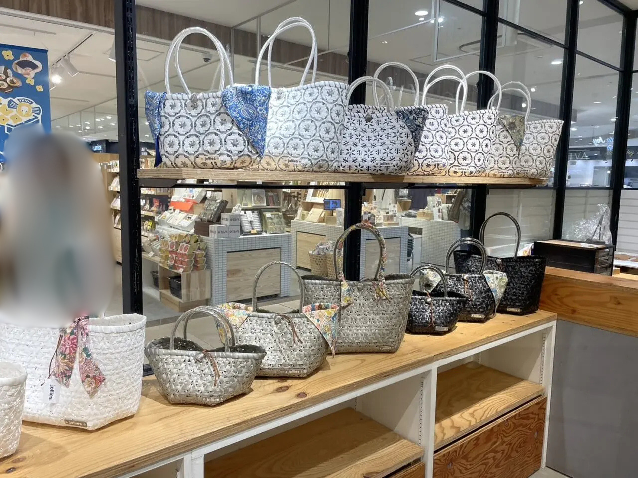 jolliesの人気かごバッグやトートバッグの展示コーナー
