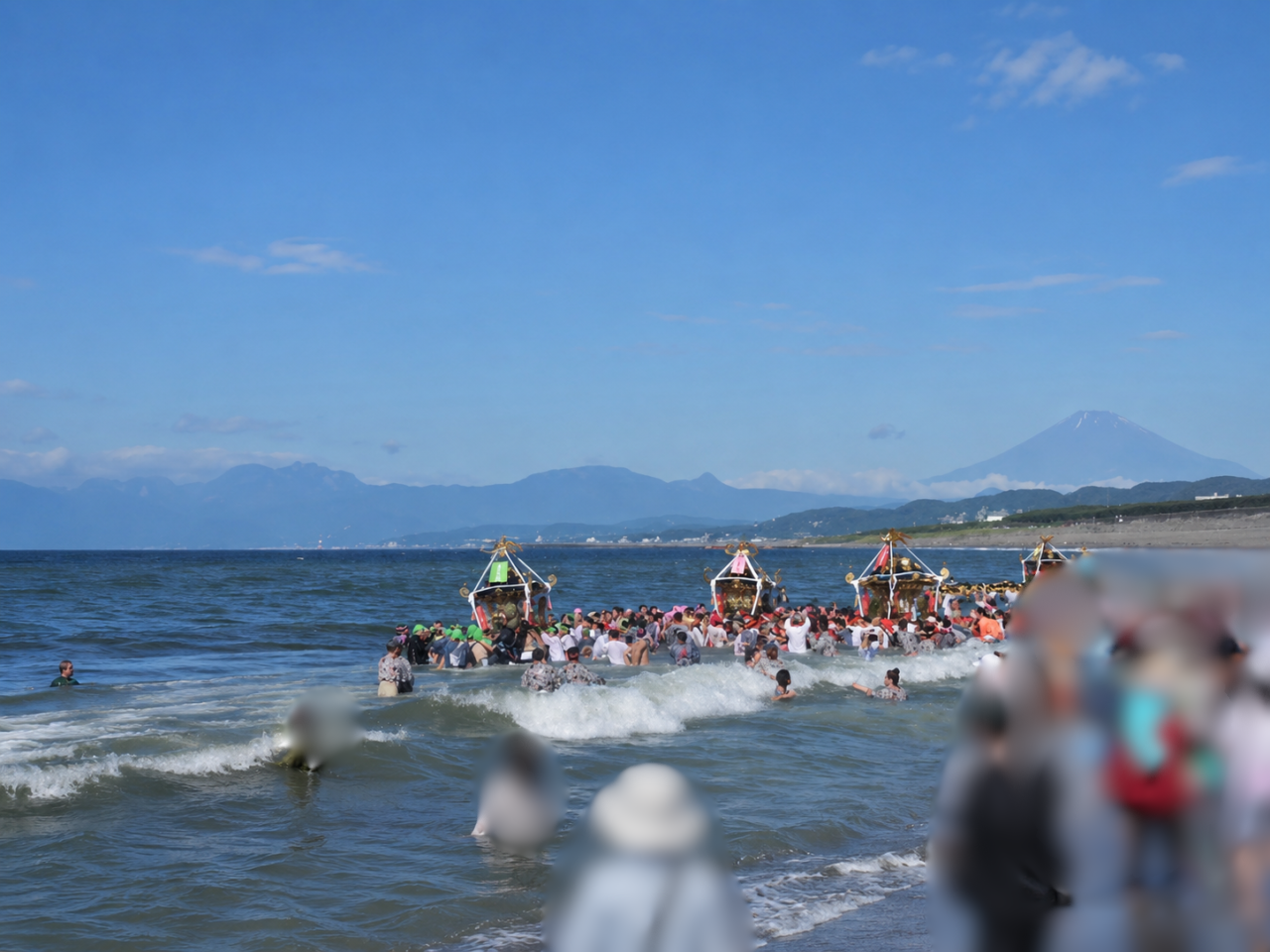 茅ヶ崎海岸浜降祭で神輿が海に入るみそぎの様子