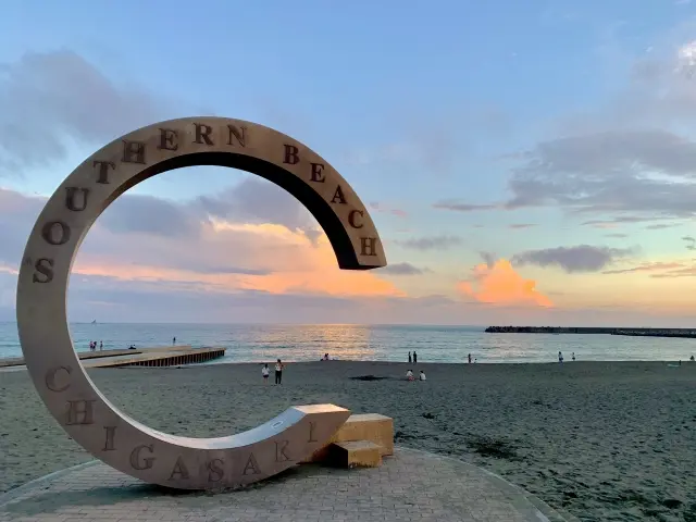 サザンビーチちがさきモニュメントと夕景