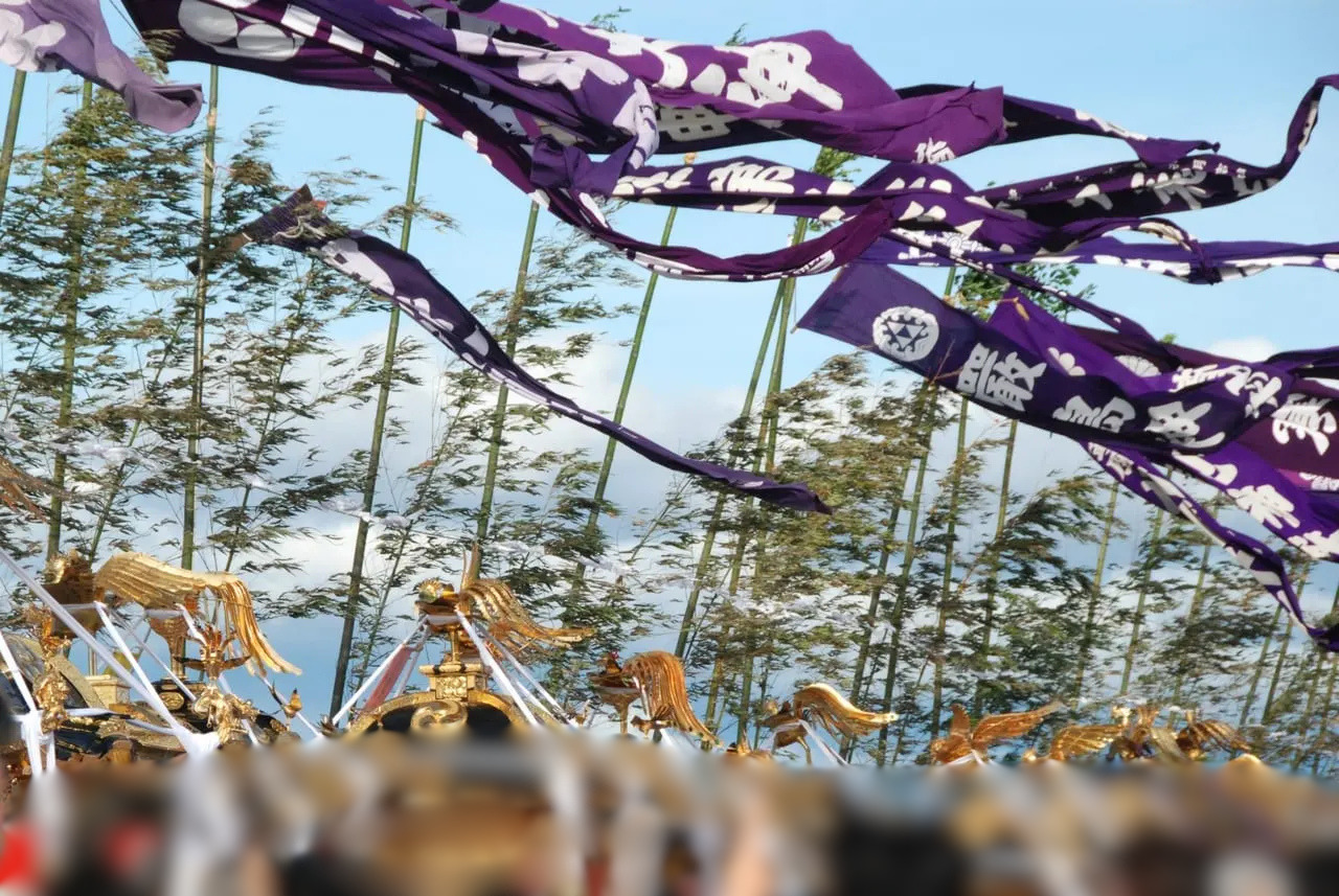 茅ヶ崎海岸浜降祭で神輿とのぼりが並ぶ早朝の様子