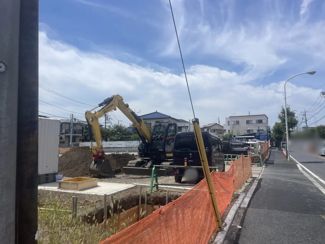 甘沼の開発工事現場に入る重機と基礎工事の様子
