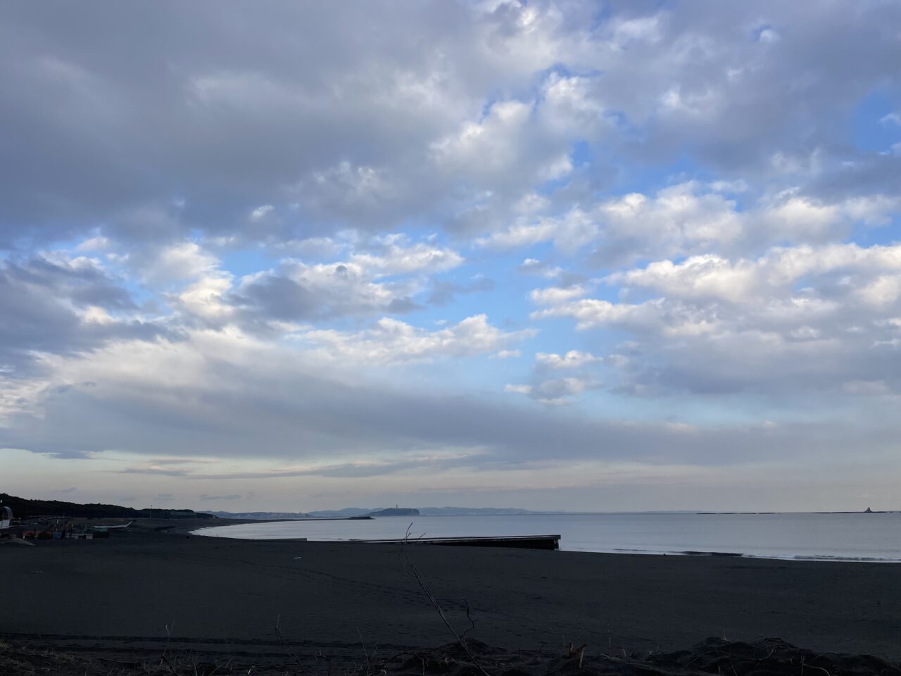 サザンビーチモニュメントと海岸の様子
