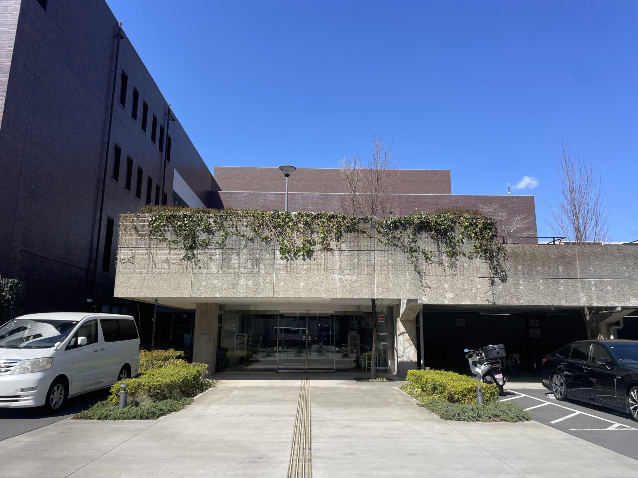 「のんびり アートのひろば 2026」の会場となる茅ヶ崎市民文化会館の外観