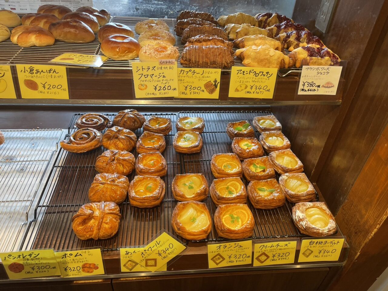 Pain de Nanosh茅ヶ崎店に並ぶデニッシュや菓子パン