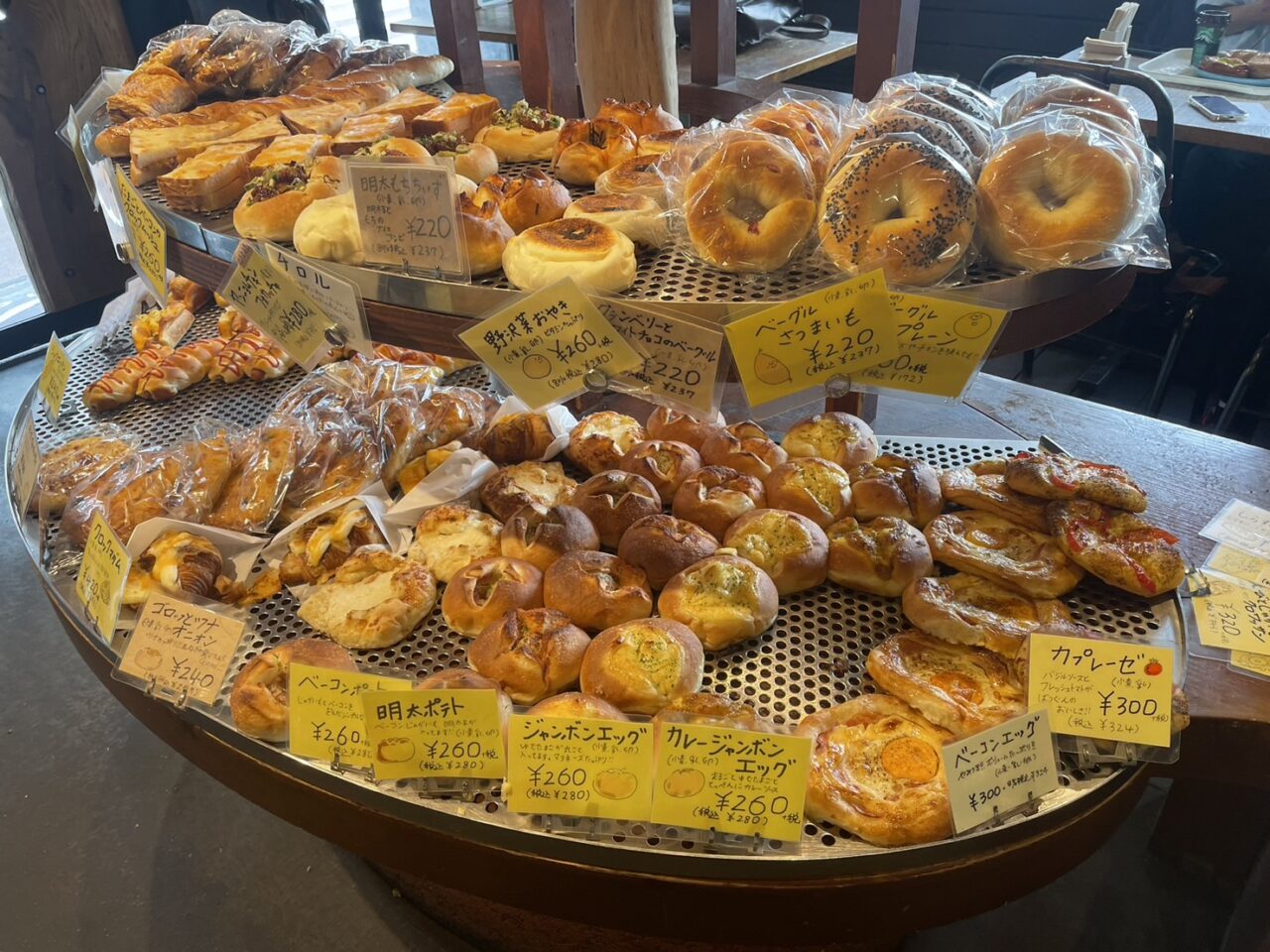 Pain de Nanosh茅ヶ崎店の惣菜パンやベーグルが並ぶ売場