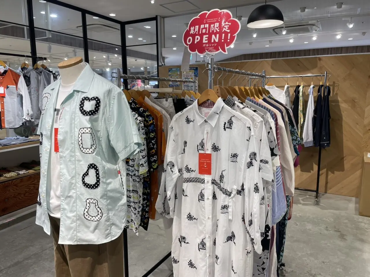 期間限定OPENの案内と河谷シャツの柄シャツが並ぶ店内