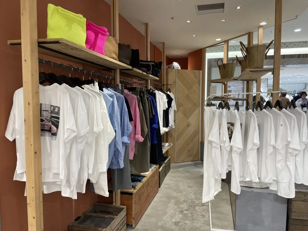 ラスカ茅ヶ崎の河谷シャツPOP UP SHOPに並ぶ夏物ウェアとバッグ
