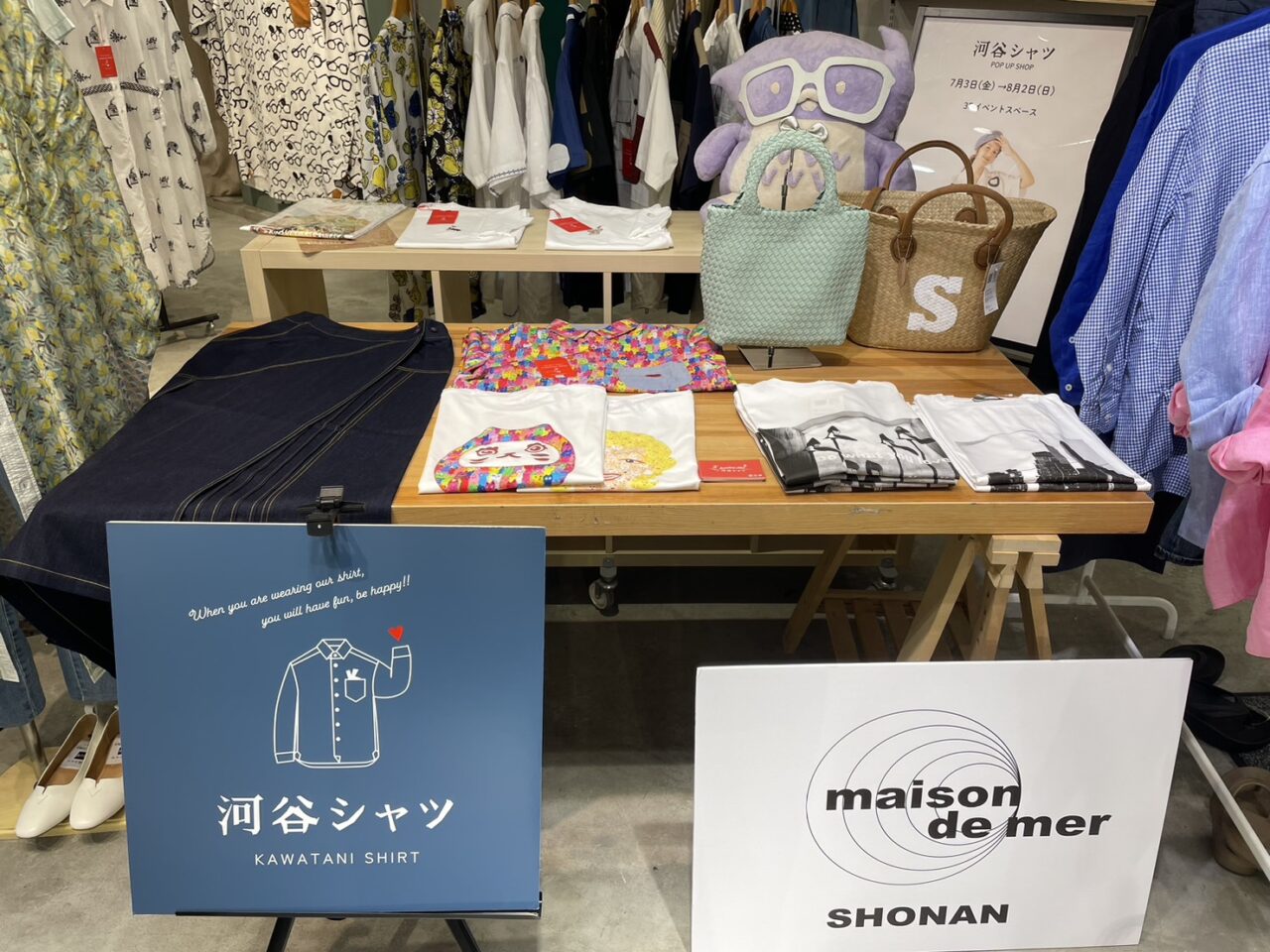 河谷シャツとmaison de mer SHONANのシャツやバッグが並ぶ売場
