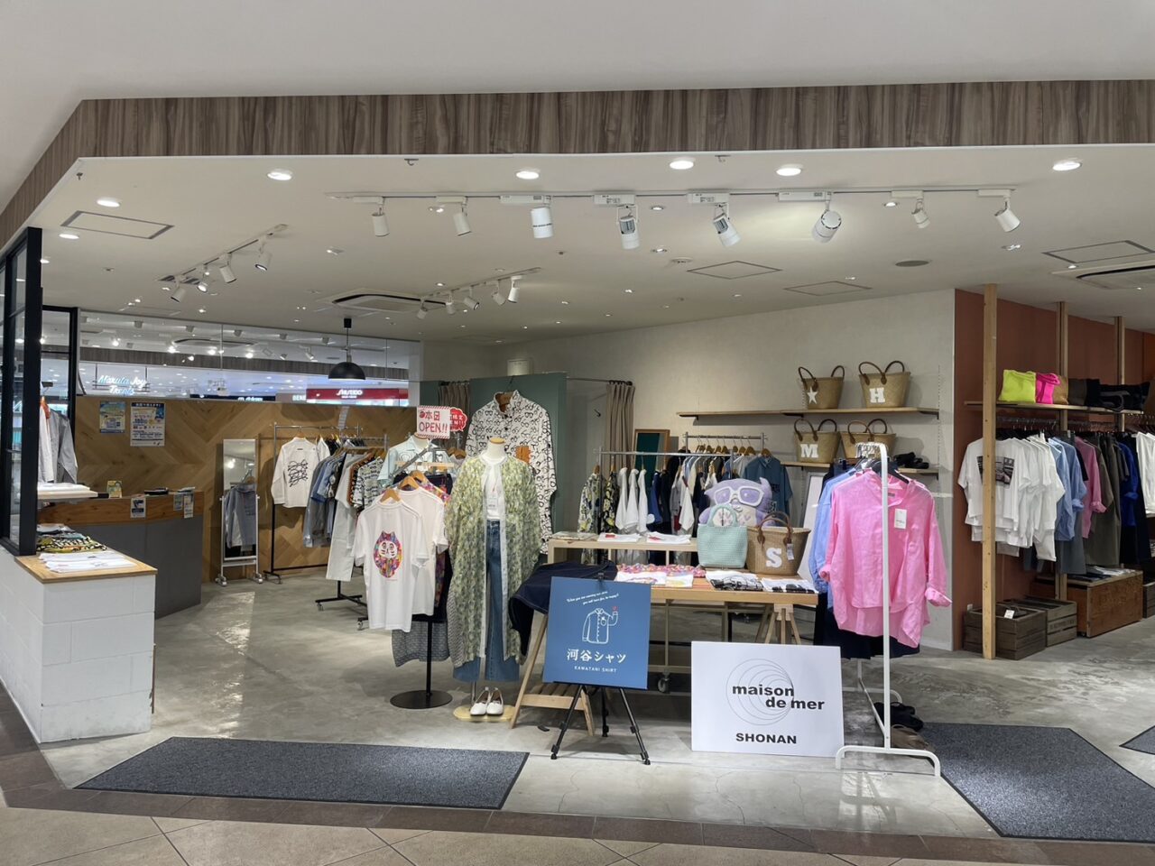 ラスカ茅ヶ崎3階に出店している河谷シャツPOP UP SHOPの店内全景