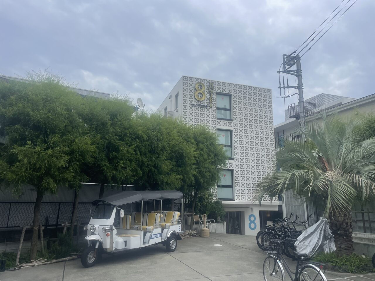 プールを囲む8HOTEL CHIGASAKI施設外観