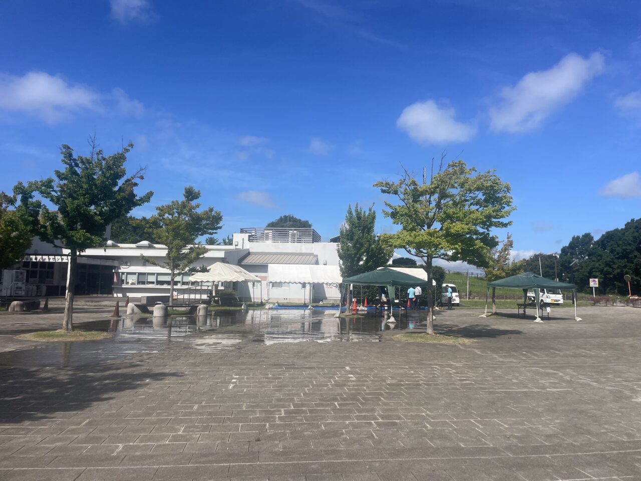 茅ケ崎里山公園パークセンター前広場
