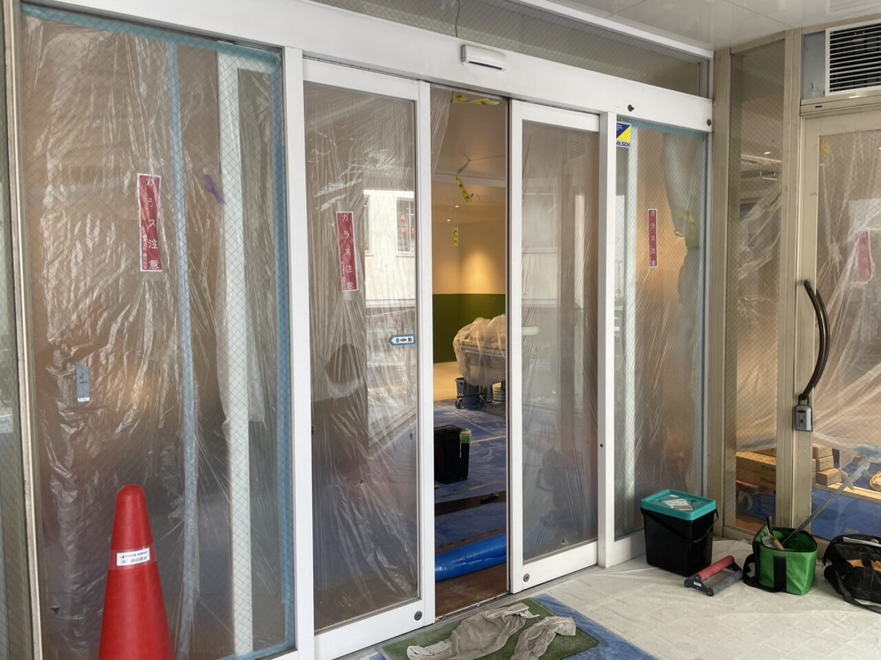 工事が進むサンマルクカフェ茅ヶ崎駅前店の店舗入口