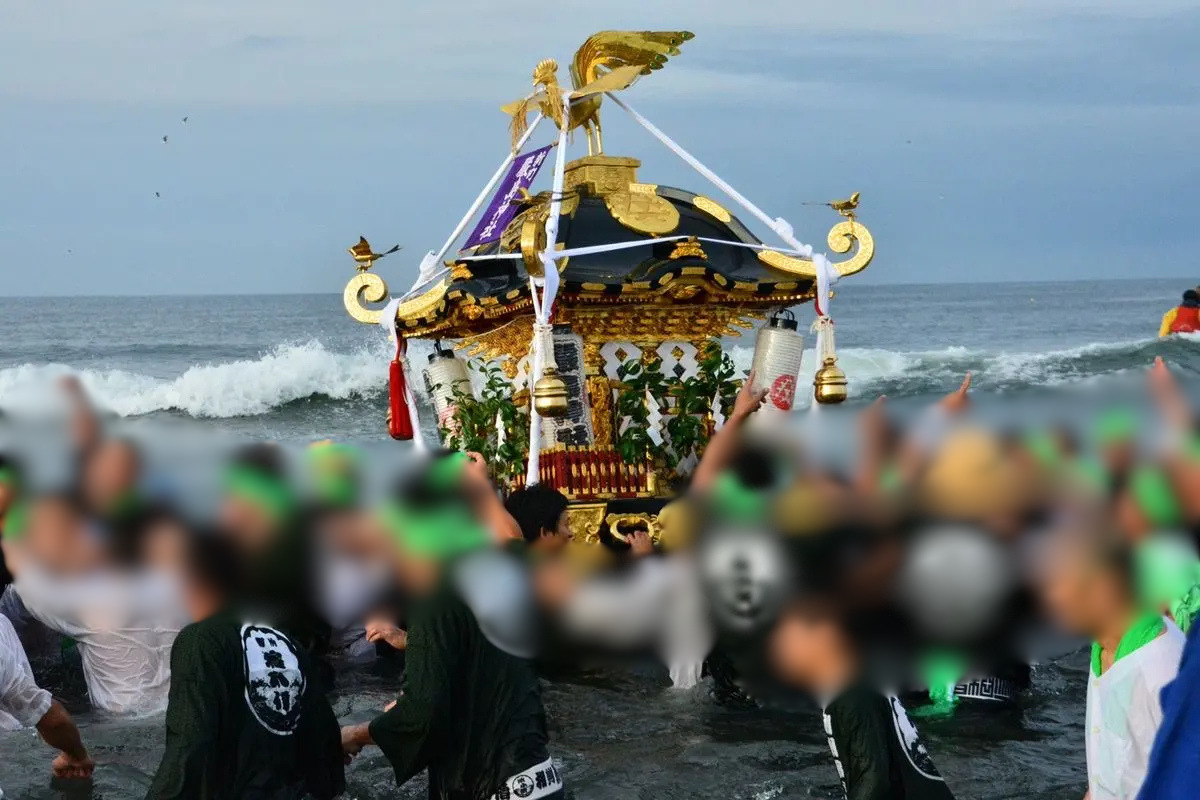 茅ヶ崎海岸浜降祭で神輿が海に入るみそぎの様子