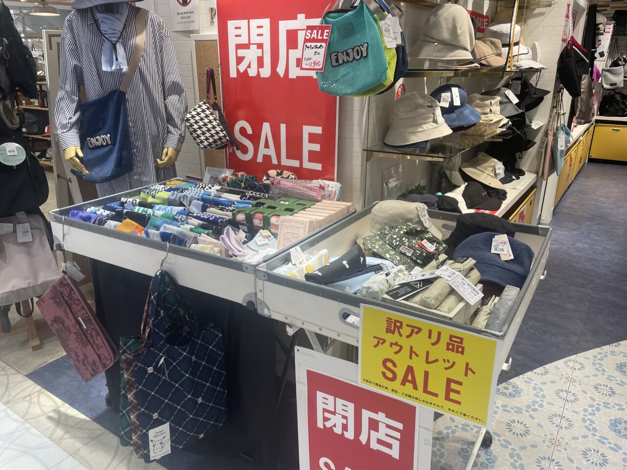 閉店SALE中のプレイヤーズ自由が丘ラスカ茅ヶ崎店のバッグや帽子などの商品売場