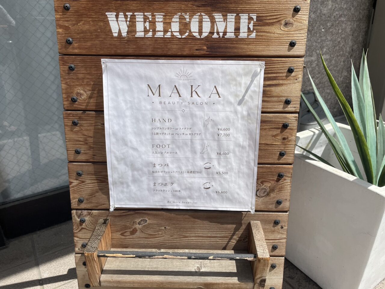 茅ヶ崎市新栄町Beauty Salon Makaのネイルとまつ毛メニューの店頭案内