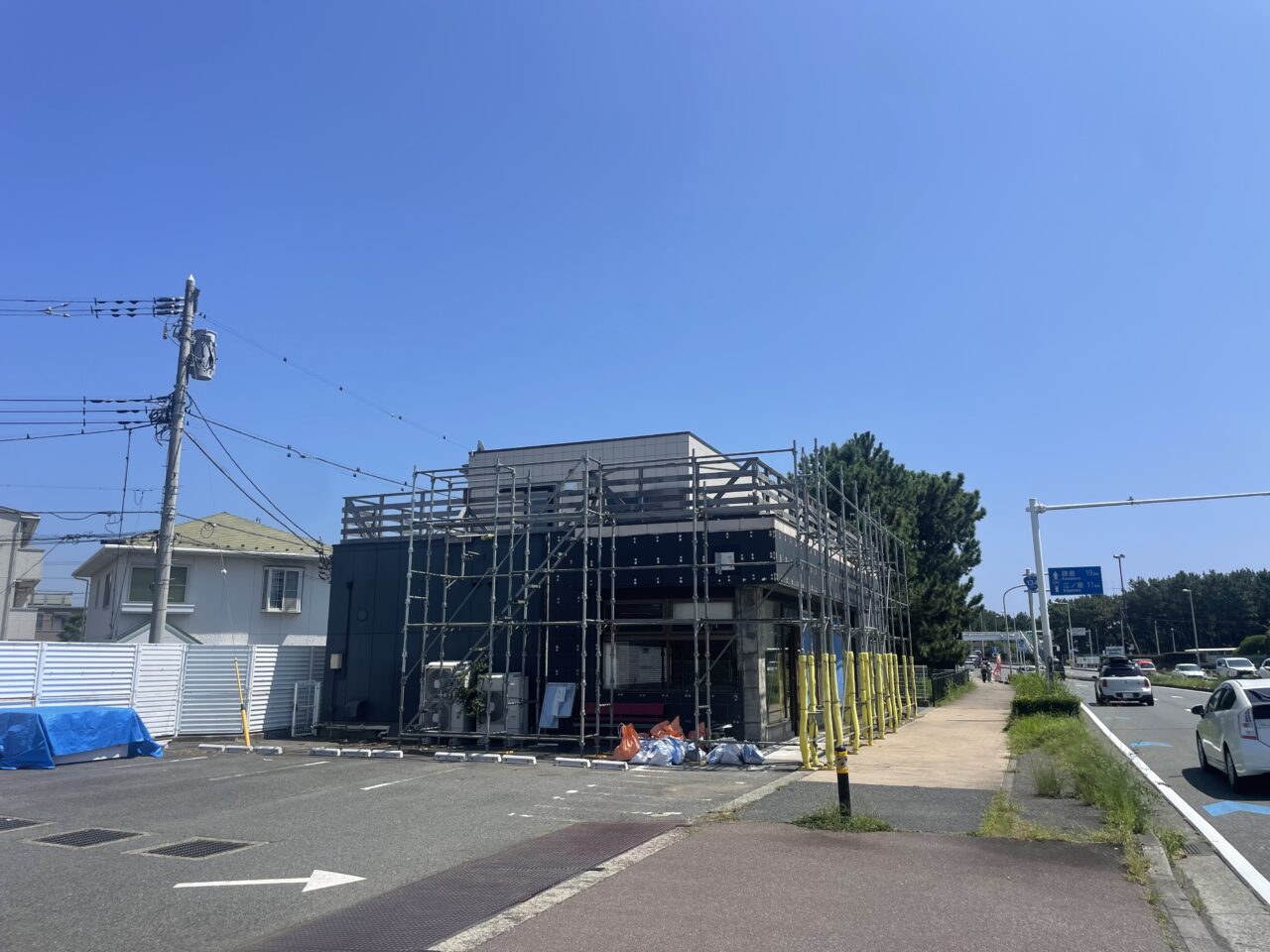茅ヶ崎市柳島・閉店したちがさき倶楽部跡地に設置された足場