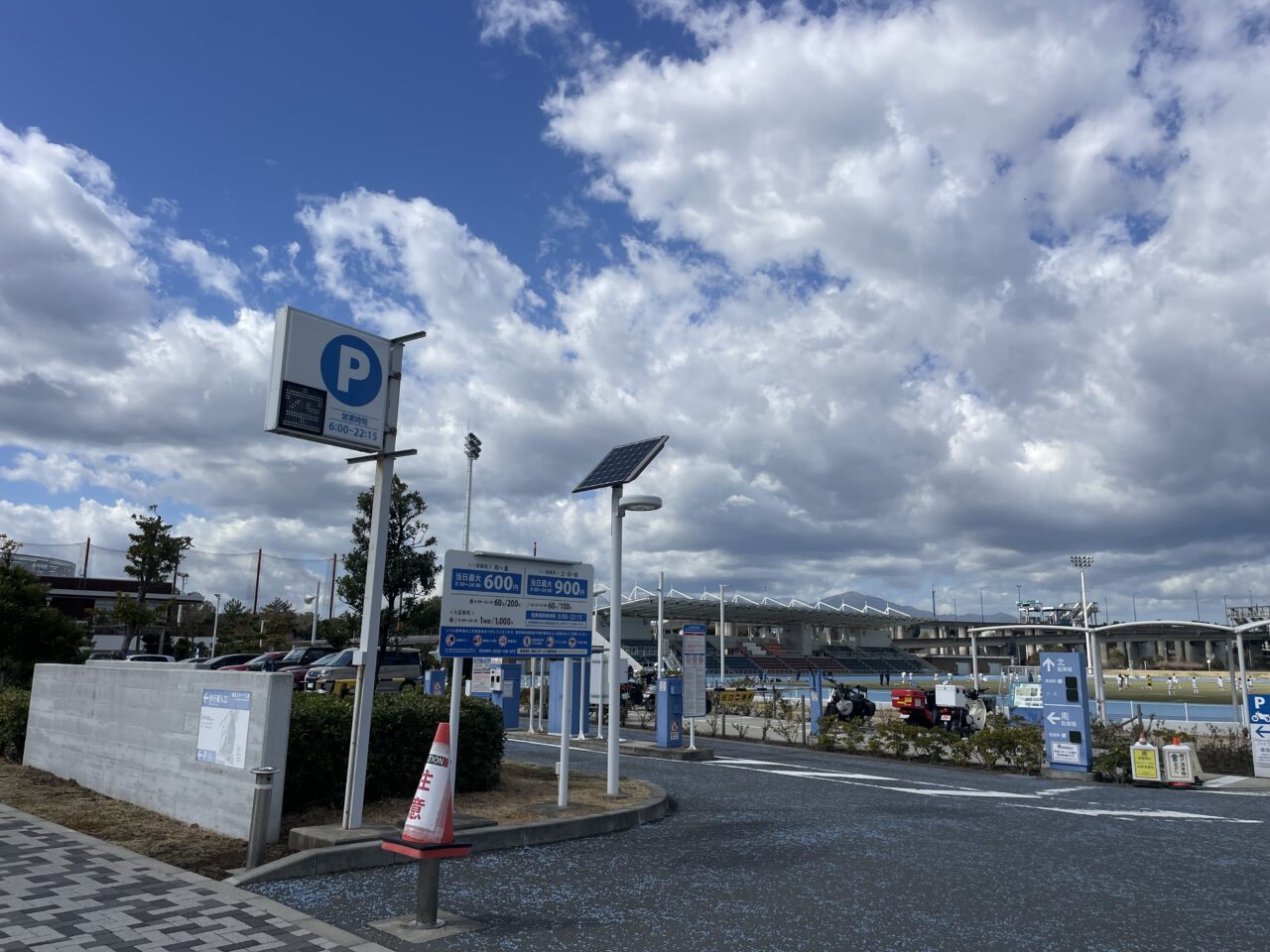 柳島スポーツ公園の駐車場と総合競技場