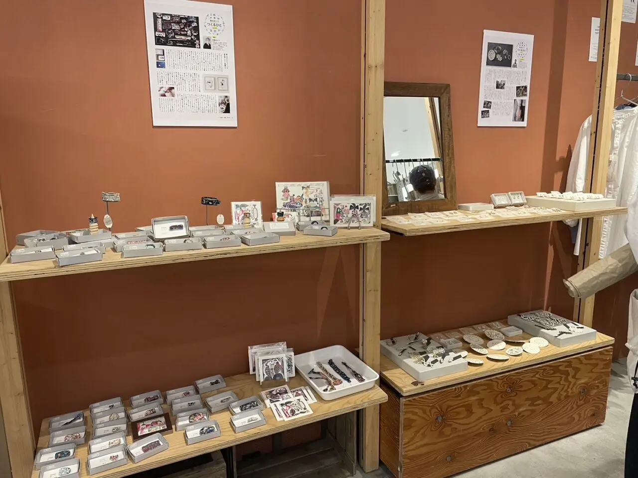 ハンドメイドアクセサリーやアート作品の展示販売