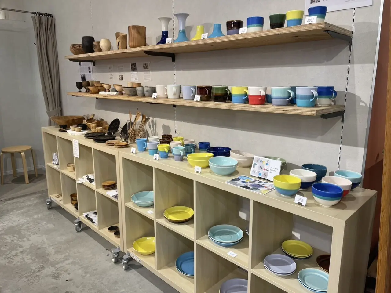 木製食器やカラフルな器が並ぶクラフト販売コーナー