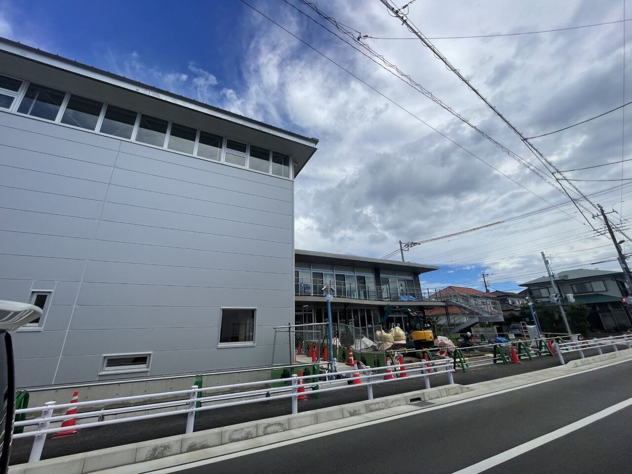 道路側から見た茅ヶ崎市高田の松林コミュニティセンター建設現場と工事中の建物