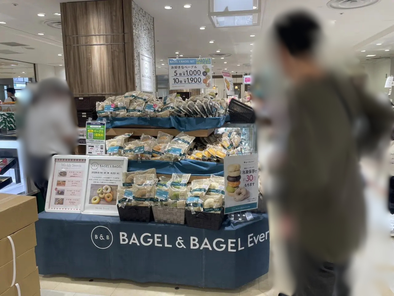 BAGEL & BAGEL期間限定ショップでベーグルを選ぶ来店客