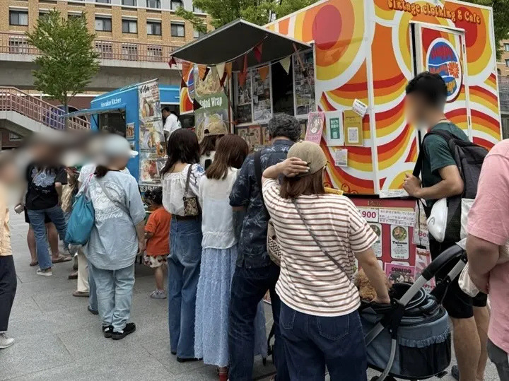 湘南Hau’Oliフェスティバルの過去開催時にキッチンカーへ並ぶ来場者