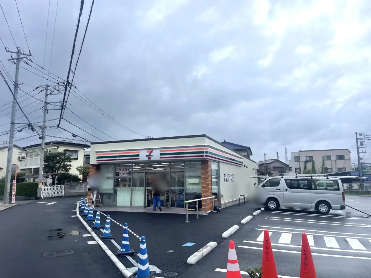 開店準備が進むセブン-イレブン茅ヶ崎甘沼店の外観と駐車場