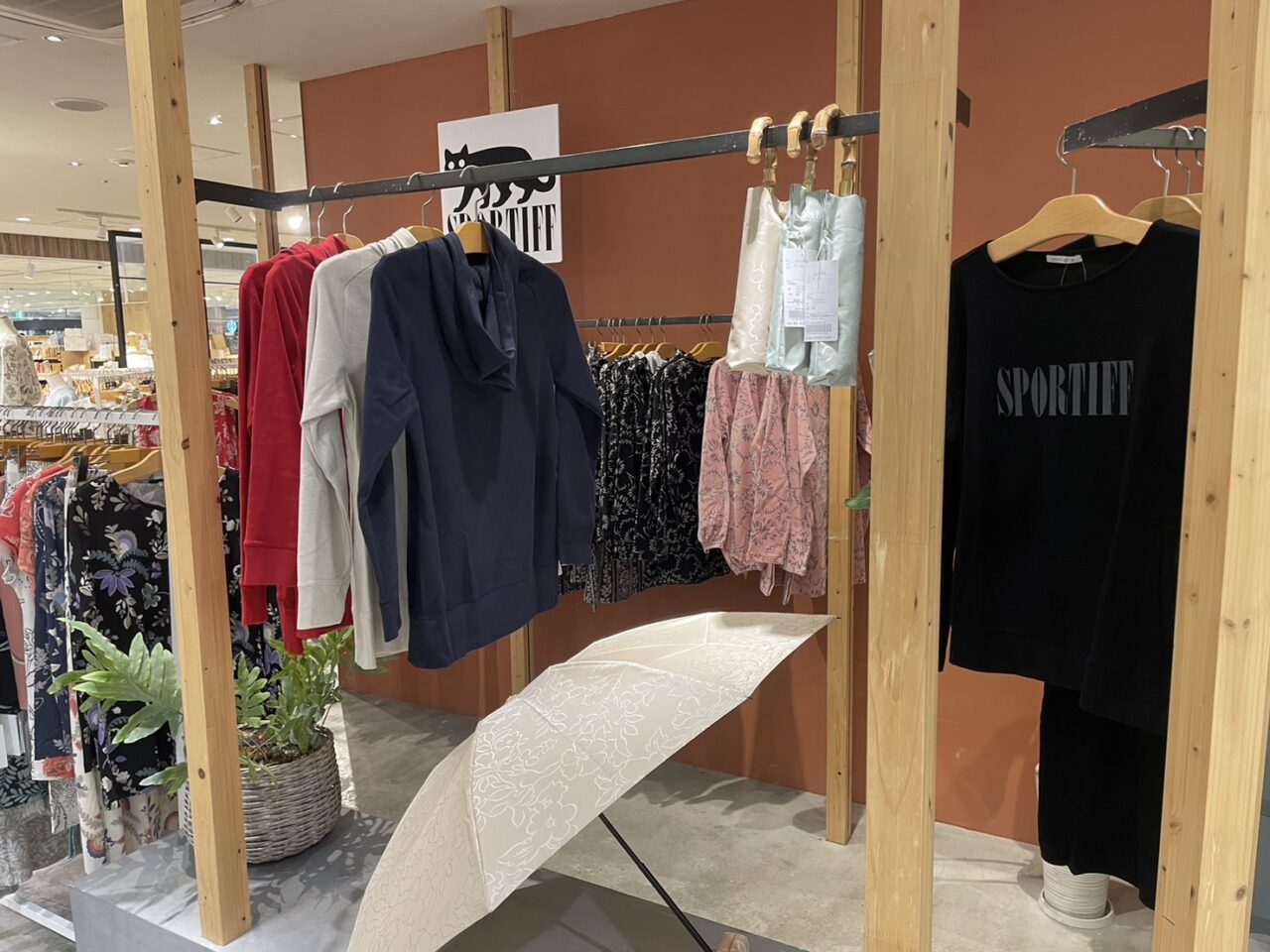 SPORTIFF期間限定ショップに並ぶTシャツや柄物のウェア
