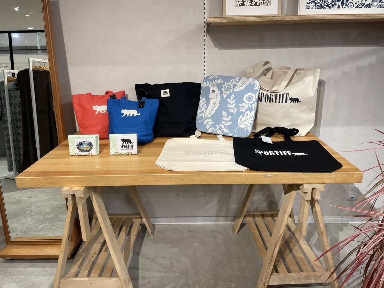 SPORTIFFのネコロゴ入りバッグやファッション雑貨