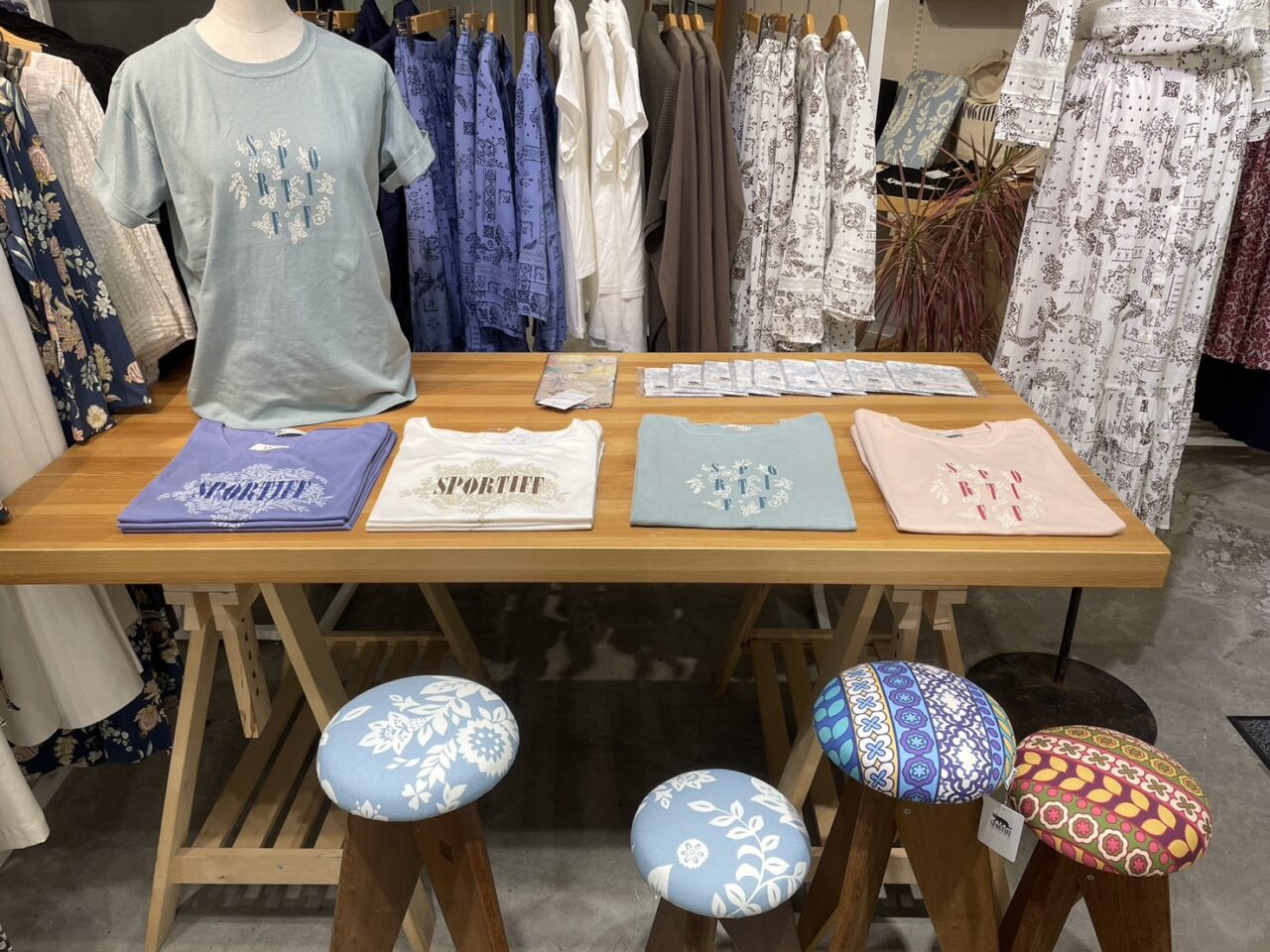 SPORTIFF期間限定ショップに並ぶウェアや傘などのアイテム