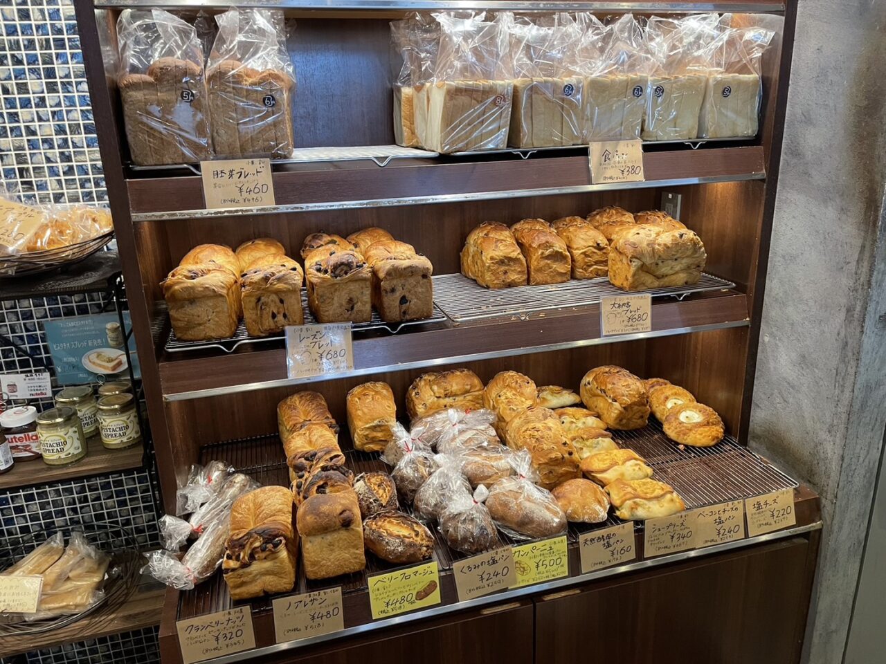 Pain de Nanosh茅ヶ崎店に並ぶ食パンや惣菜パン